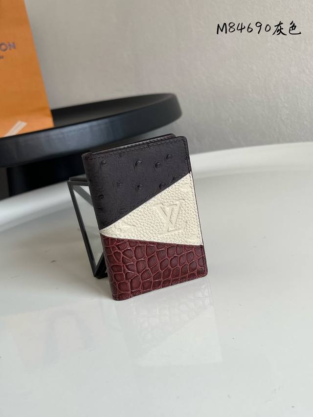 出产价 芯片版顶级原单 M84690灰拼色 全皮卡包钱包系列 口袋钱夹 這款袋裝萬用錢包外層以三款奢華物料縫製，包括路易威登經典的Monogram Eclips