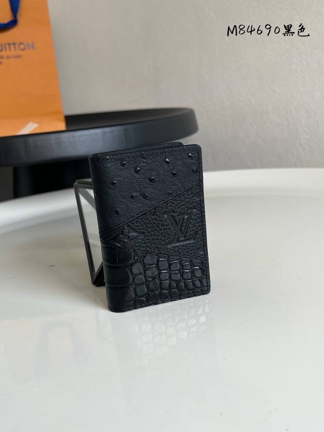出厂价P 芯片版顶级原单 M84690黑色 全皮卡包钱包系列 口袋钱夹 這款袋裝萬用錢包外層以三款奢華物料縫製,包括路易威登經典的Monogram Eclips 出厂价P 芯片版顶级原单 M84690黑色 全皮卡包钱包系列 口袋钱夹 這款袋裝萬用錢包外層以三款奢華物料縫製,包括路易威登經典的Monogram Eclips