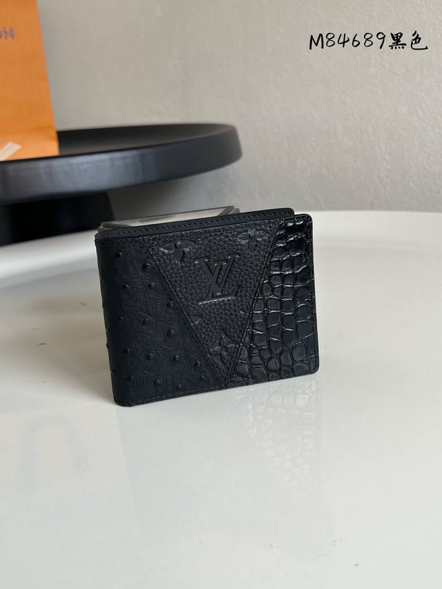 出厂价P 芯片版顶级原单M84689黑色 全皮西装夹钱包系列 Multiple 钱夹 這款Multiple錢包是路易威登經典款式之一，造型時尚雅緻，功能實用，適
