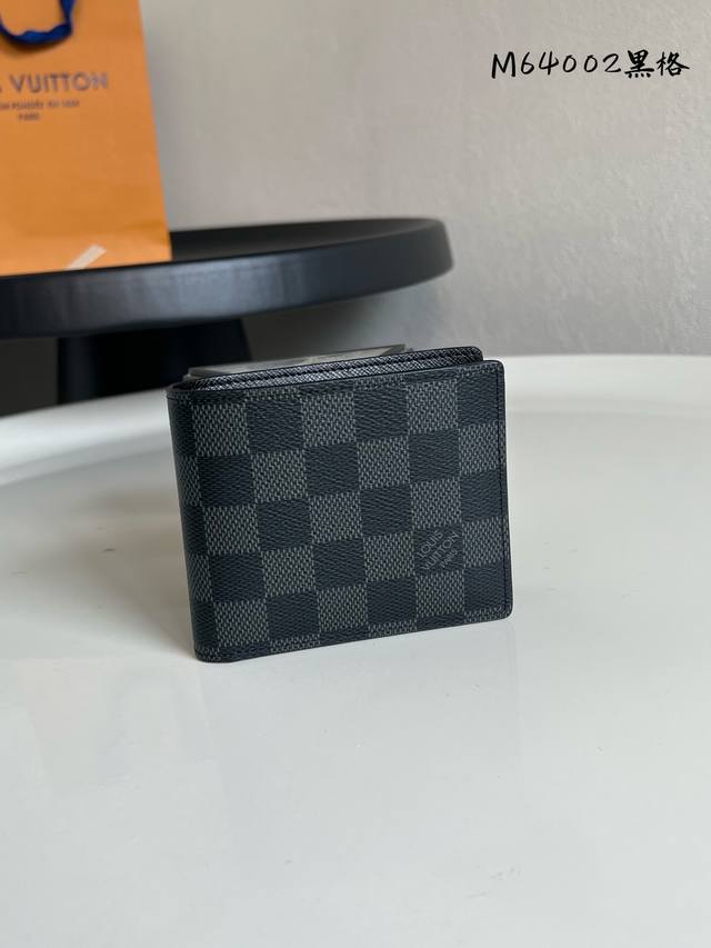 出厂价P N64002 黑格！ Slender Id 钱夹 这款以光滑Taiga皮革打造的钱包小巧而纤薄，可容纳日常随身物，却又能轻易收纳入衣物前口袋或后口袋。