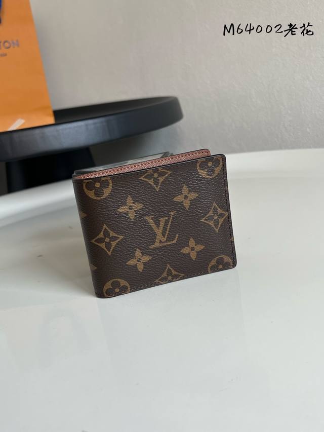 出厂价P M64002 老花！ Slender Id 钱夹 这款以光滑Taiga皮革打造的钱包小巧而纤薄，可容纳日常随身物，却又能轻易收纳入衣物前口袋或后口袋。