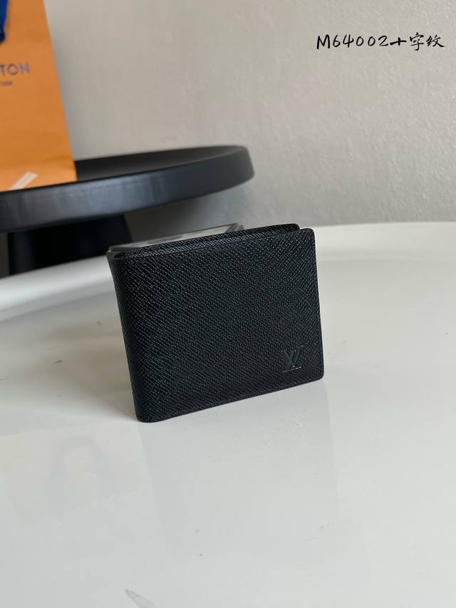 出厂价P M64002 黑色十字纹 Slender Id 钱夹 这款以光滑Taiga皮革打造的钱包小巧而纤薄，可容纳日常随身物，却又能轻易收纳入衣物前口袋或后口