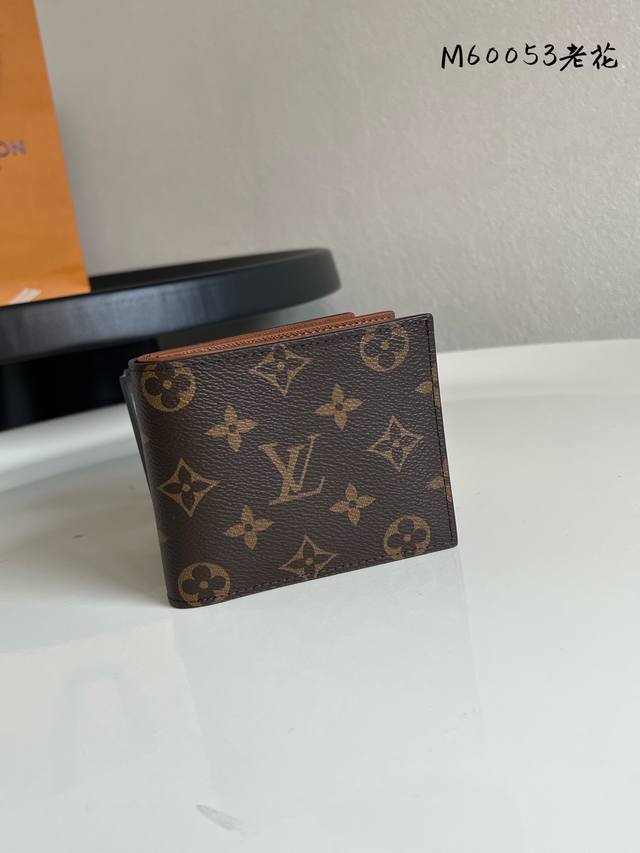 出厂价P 芯片版M60053 老花！Amerigo 钱夹 此款Amerigo钱夹将不朽的经典风格与极其实用的功能设计集于一体。设计简洁而又不失便捷，同时依旧小巧