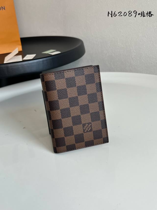 出厂价P 芯片版 N62089 啡格 护照夹！时尚出行的绝佳伴侣。质感奢华的粒纹小牛皮内衬，内部多隔层构造，风格经典的旅行配饰。挎着华丽的路易威登手袋大肆采购的