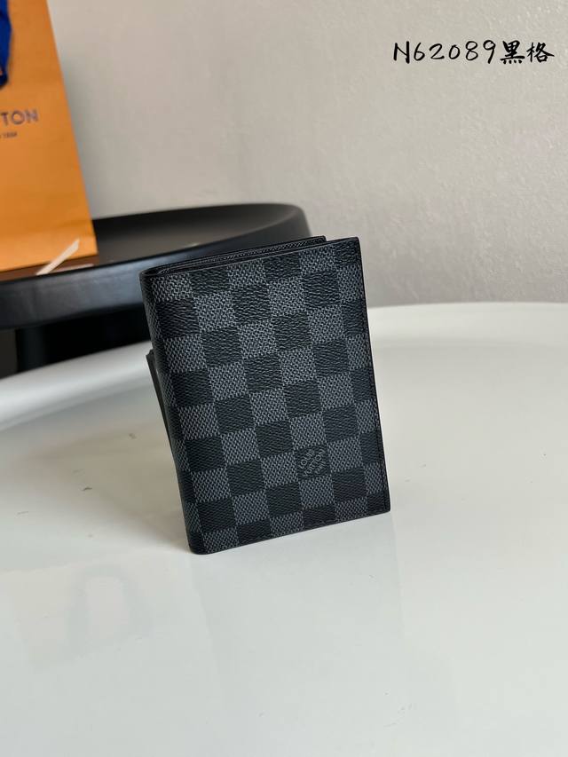出厂价P 芯片版 N62089 黑格 护照夹！时尚出行的绝佳伴侣。质感奢华的粒纹小牛皮内衬，内部多隔层构造，风格经典的旅行配饰。挎着华丽的路易威登手袋大肆采购的