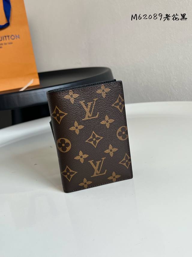 出厂价P M62089 老花黑色 护照夹！时尚出行的绝佳伴侣。质感奢华的粒纹小牛皮内衬，内部多隔层构造，风格经典的旅行配饰。挎着华丽的路易威登手袋大肆采购的长颈