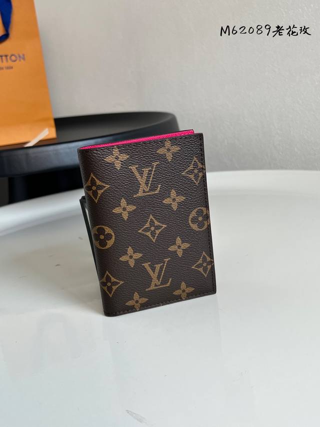 出厂价P 芯片版 M62089 老花玫红 护照夹！时尚出行的绝佳伴侣。质感奢华的粒纹小牛皮内衬，内部多隔层构造，风格经典的旅行配饰。挎着华丽的路易威登手袋大肆采