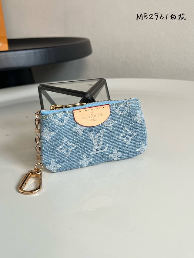 出厂价P 芯片版 顶级原单 M82961白花 钥匙包钱包系列 这款拉链零钱包 以Monogram提花牛仔布打造，缀有搭衬的小牛皮饰边，采用提花织物技术重新演绎经