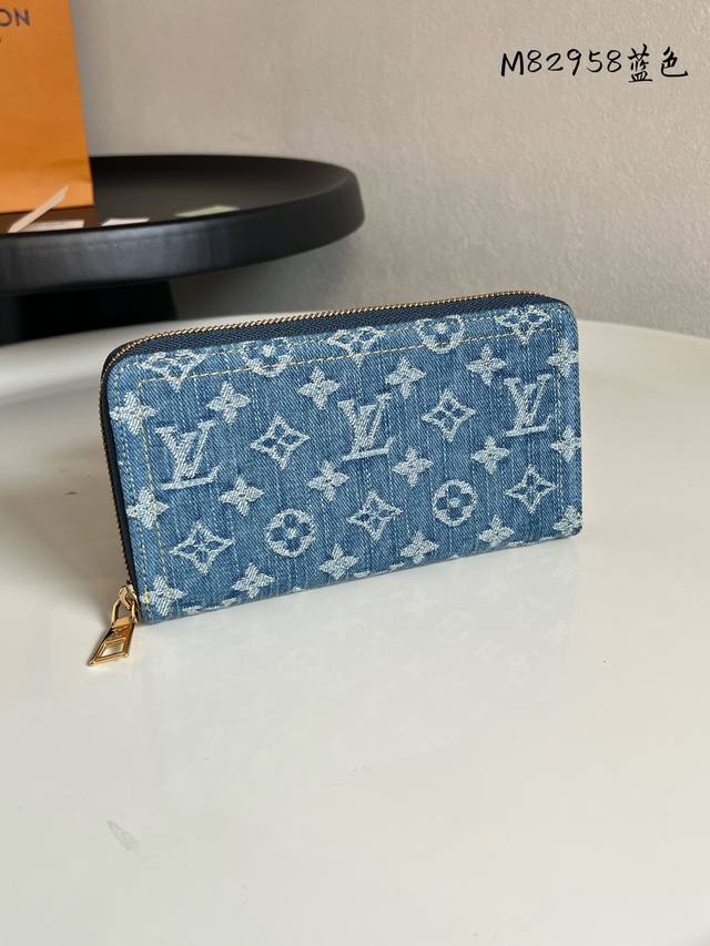 出厂价P 顶级原单 M82958蓝色牛仔 单拉链钱包系列 Zippy拉链钱夹 这款拉链钱包 以Monogram提花牛仔布重新演绎,采用编织技术重新演绎路易威登标 出厂价P 顶级原单 M82958蓝色牛仔 单拉链钱包系列 Zippy拉链钱夹 这款拉链钱包 以Monogram提花牛仔布重新演绎,采用编织技术重新演绎路易威登标