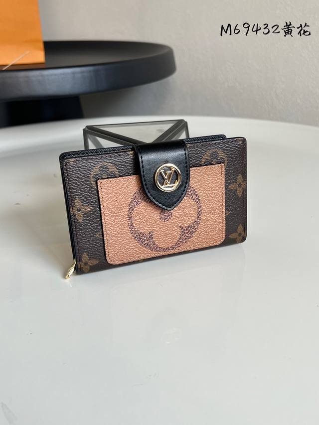 出厂价P 芯片版M69432老花黄花 Juliette 钱夹以经典 Monogram 帆布烘托 Monogram Giant Reverse 帆布裁制的别致前袋