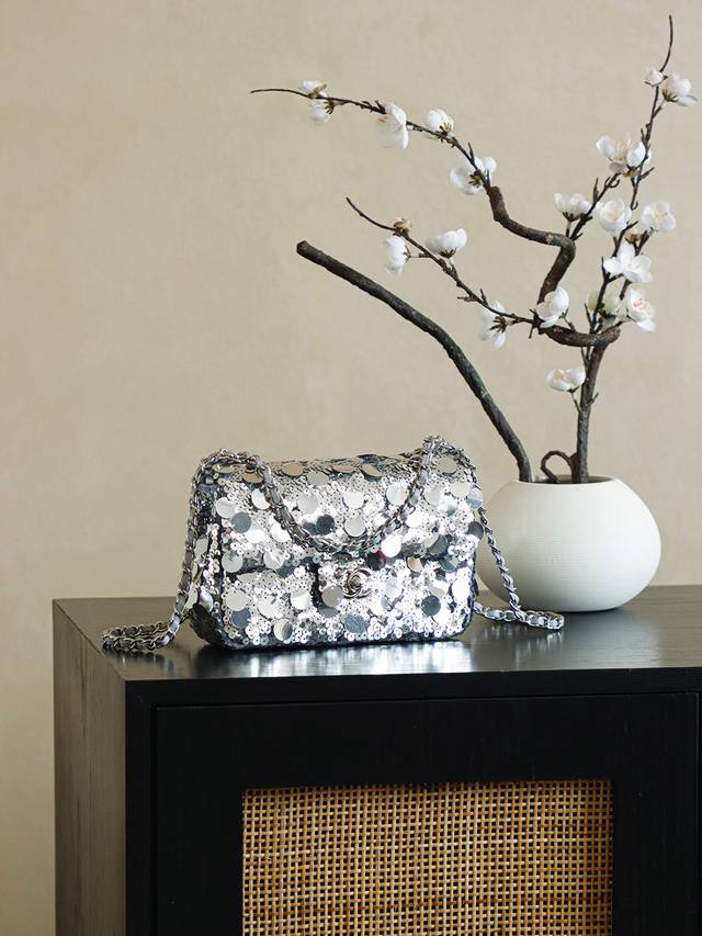 亮片刺绣 系列尺寸：** 限量新款经典珠片包包 现货 亮片 闪亮珠片 瞩目焦点 这款包简直是小香一切经典元素的结合 皮链袋、双标志，一眼钟情！看到它的第一眼的时