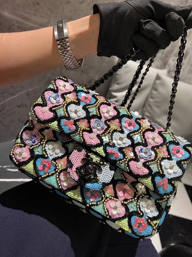 Cf 亮片系列 高级手工坊花卉爱心花朵刺绣 甜酷粉闪耀耀的美 Get 到我了 尽显Chanel 的娇贵 Cf 亮片系列 高级手工坊花卉爱心花朵刺绣 甜酷粉闪耀耀的美 Get 到我了 尽显Chanel 的娇贵