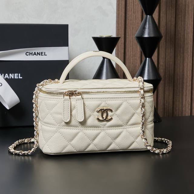 香奶奶25C早春系列化妆盒子包，经典黑白两色鱼子酱牛皮搭配一点点的复古外观设计，手柄的小Logo更是点睛之笔，爱了爱了 型号Ap5 尺寸16 10 8