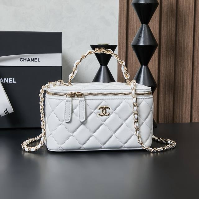 香家穿皮手柄化妆包盒子包，手柄中间的经典双C搭配金属穿皮的经典元素，复古又时尚，化妆包容量也刚好，日常出行是完全没问题的型号：Ap4330 尺寸：17 10 8