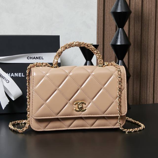 香家24B新款手柄长Woc发财包，简直美得过分，亮色皮质与金色元素的搭配，散发出浓郁的奢华感~独特的链条编织手柄设计不仅让包包更具高级质感，还增添了视觉层次感，