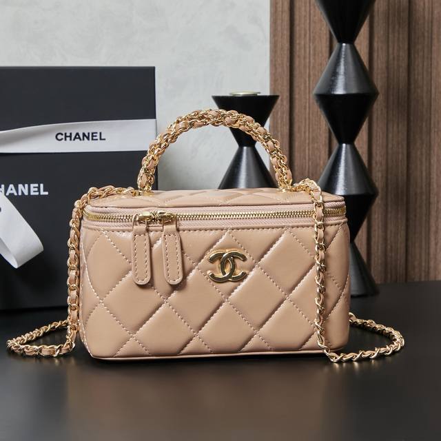 香家24B新款手柄长盒子包，简直美得过分，亮色皮质与金色元素的搭配，散发出浓郁的奢华感~独特的链条编织手柄设计不仅让包包更具高级质感，还增添了视觉层次感，长盒子