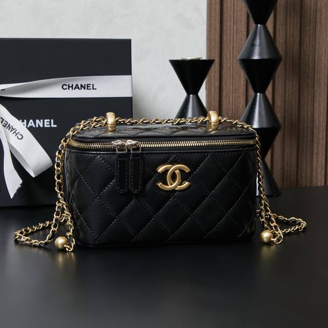 Chane1 25S年秋冬双金球化妆包小方盒， 女士城堡 高级手工坊系列材质用的是光面牛皮，皮质油亮，很是复古，比小羊皮更耐磨手感也很好且更精致。链子可以随意调