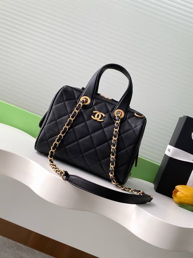 25A 保龄球鱼子酱皮自带独特的光泽感 搭配保龄球包型、中古感满满，这种包型不管过去多少年都依旧在时尚的前线！使用率极高！大号的尺寸拿来当旅行包也是不错的选择