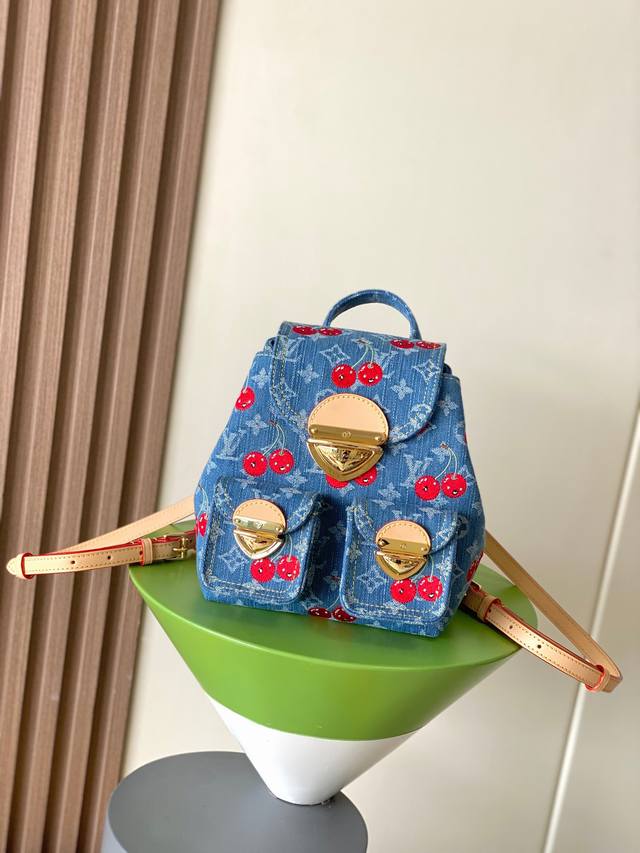 海原外单 独实家拍 Venice 双肩包 M13679 牛仔 樱桃出自路易威登 X 村上隆复刻系列，为 Monogram 丹宁布融入个性樱桃刺绣，以妙趣笔触演绎