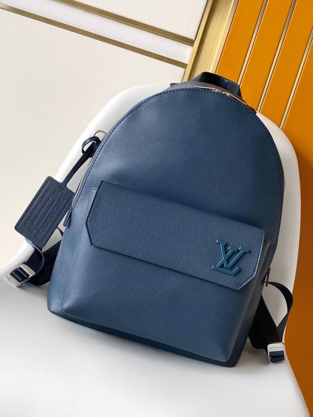 163C01 芯片 M23735 M23708 M57079黑 M59325灰 M21362 墨绿全新 Aerogram 双肩包以儒雅气质革新潮流之选。细腻小牛