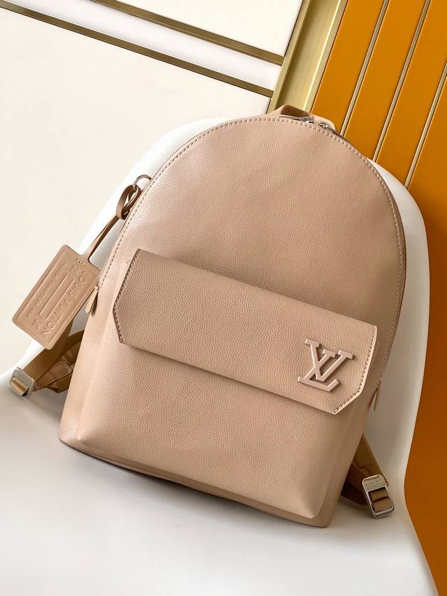 163C01 芯片 M23708 M57079黑 M59325灰 M21362 墨绿全新 Aerogram 双肩包以儒雅气质革新潮流之选。细腻小牛皮宛如旧式航空