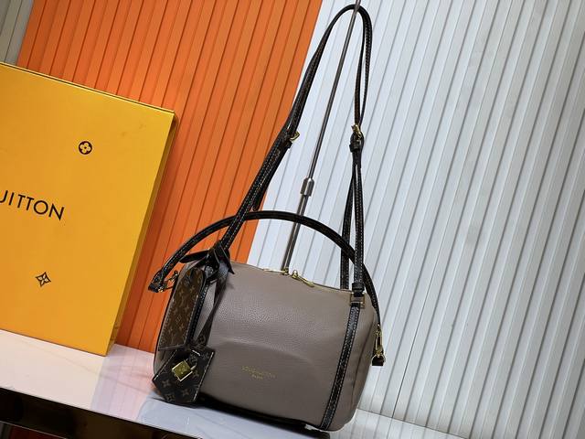 大号 小号 升级原版 M13668 M13667 2025 秋冬系列，创意总监 Nicolas GhesquièRe 将我们带入一个 情感交汇 的火车站，他以1