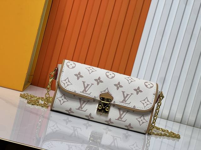 升级原版 M26583 M13566 本款 Pochette Camille 手袋身披 Monogram Dune 帆布，以潮流风范致意路易威登 2000 春夏