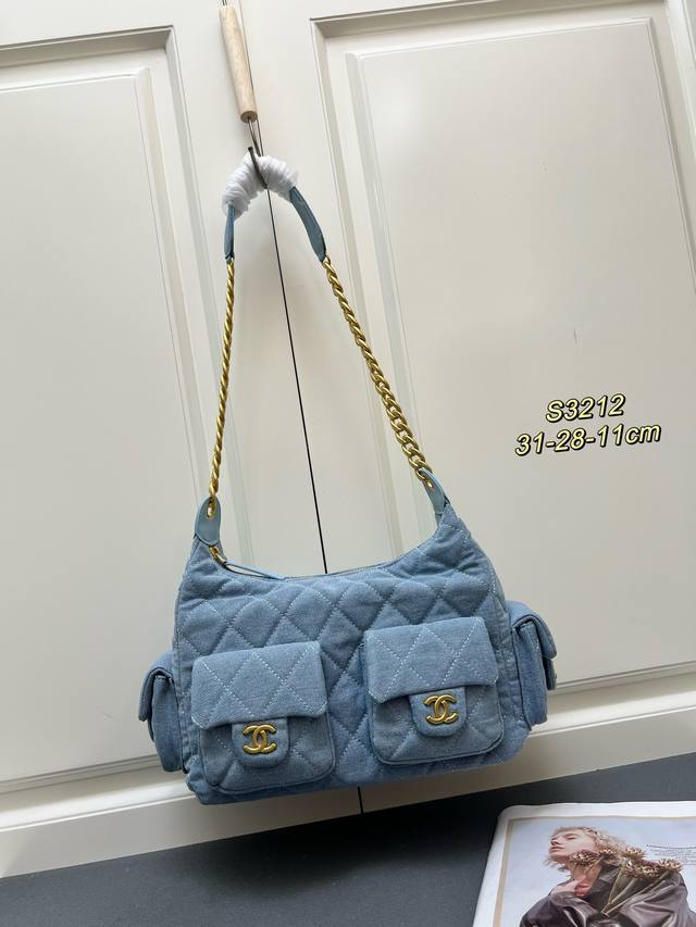 嬉皮包25C包中王Hobo水洗丹宁牛仔布 这只包实物真的是出乎意料的轻巧和好看 了四个插袋 让整个包身都充满能量 链条是粗链条 但整个包上身没什么重量 属于随手