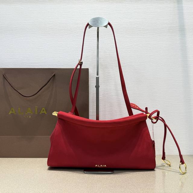 麂皮大红｝出 ｜对版头层麂皮系列2025秋冬新款E Click 腋下斜挎包 最新设计包袋凭借流畅设计和可调节肩带，满足多种背戴方式 可肩背亦可斜挎，或系于腰间。