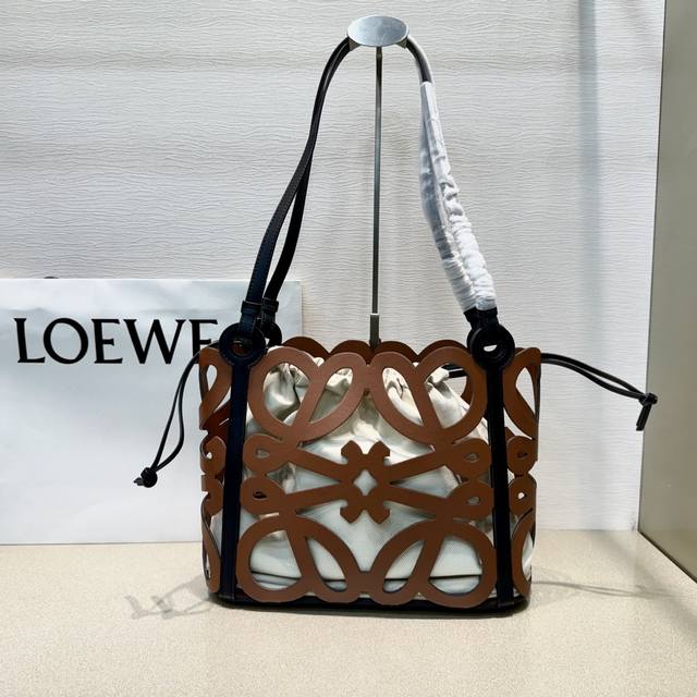 全皮焦糖｝出 Hammock Bag大号吊床包设计新颖百变 可以根据需要装东西大小来调整外形、大容量、单肩、手拎、N种背法，上身比例都恰到好处一包多用 无所不能