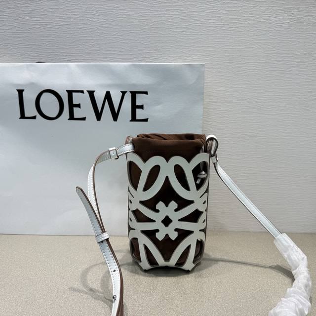 白色｝出 新款多功能斜挎手袋，Anagram镂空牛皮设计，人字棉帆布束带内衬，可斜挎侧背。尺寸：21×12×7Cm