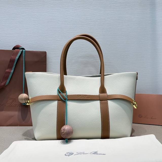 小号｛全皮白拼棕｝出 Ghiera Shopper 小号购物袋 采用粒面皮革精制而成，超大容量设计，Ghiera环扣营造出别致的“腰带”效果，使这款手袋既可敞开