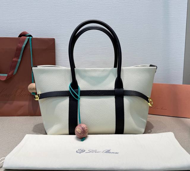 小号｛全皮白拼黑｝出 Ghiera Shopper 小号购物袋 采用粒面皮革精制而成，超大容量设计，Ghiera环扣营造出别致的“腰带”效果，使这款手袋既可敞开