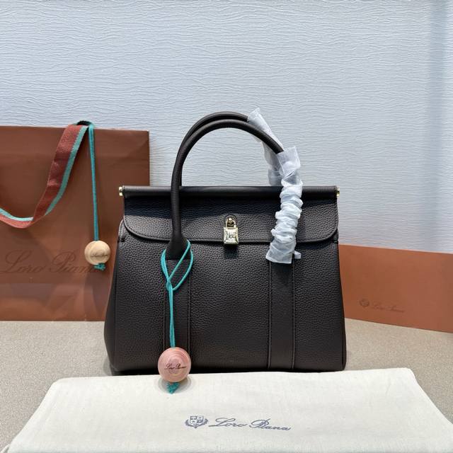 小号｛ 全皮咖啡｝出 诺悠翩雅 新款 手提袋传承一贯意大利匠心工艺打造 , 简洁利落的线条造型～满足生活不同的需求！包身采用头层牛皮，配有My Charms金色