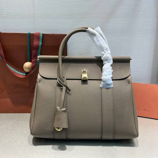 小号｛ 全皮大象灰｝出 诺悠翩雅 新款 手提袋传承一贯意大利匠心工艺打造 , 简洁利落的线条造型～满足生活不同的需求！包身采用牛皮和麂皮，配有My Charms