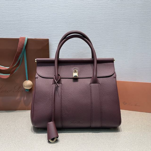 小号｛ 全皮红豆｝出 诺悠翩雅 新款 手提袋传承一贯意大利匠心工艺打造 , 简洁利落的线条造型～满足生活不同的需求！包身采用牛皮和麂皮，配有My Charms金