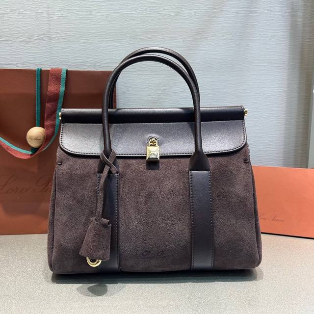 小号{ 磨砂咖啡}出 诺悠翩雅 新款 手提袋传承一贯意大利匠心工艺打造 , 简洁利落的线条造型~满足生活不同的需求!包身采用牛皮和麂皮,配有My Charms金 小号{ 磨砂咖啡}出 诺悠翩雅 新款 手提袋传承一贯意大利匠心工艺打造 , 简洁利落的线条造型~满足生活不同的需求!包身采用牛皮和麂皮,配有My Charms金