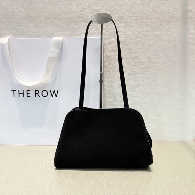 麂皮黑色｝ 丨 Peggy Clutch 单肩包新款Clutch手袋可谓是极简控心头爱，立体包形更先干练，隐藏磁吸扣的设计更加的精致，有着与 Margaux 手