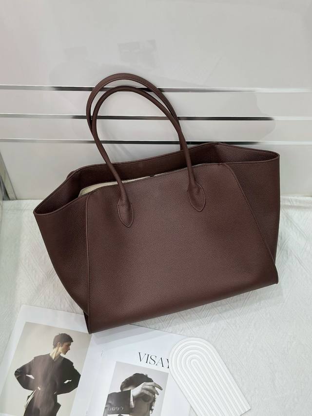 特价 The Row Marlo 17荔枝纹 乌木色Marlo17手袋，是时尚与实用的完美融合。它采用进口荔枝纹牛皮打造，纹路细腻，触感柔软亲肤，不仅质感上乘，