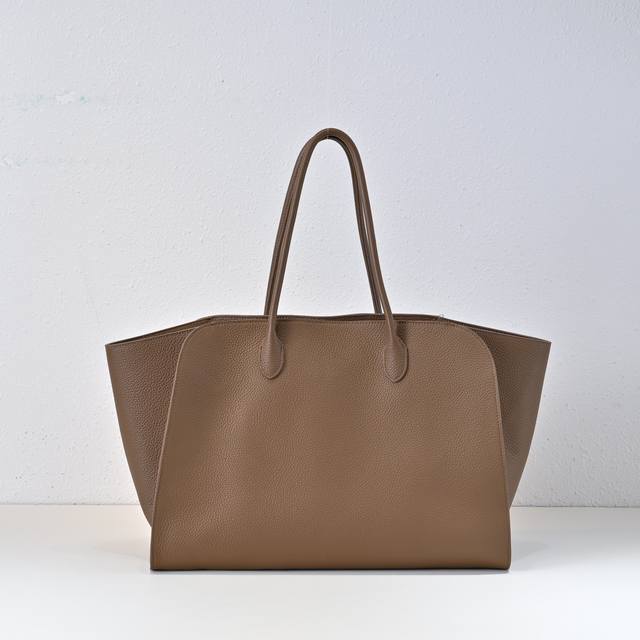 The Ro* Marlo Tote Black Ans25新款托特 有Marguax的血脉 但有自己独特风格 更随性 ，马鞍牛皮使包包更耐造，同样的Size性