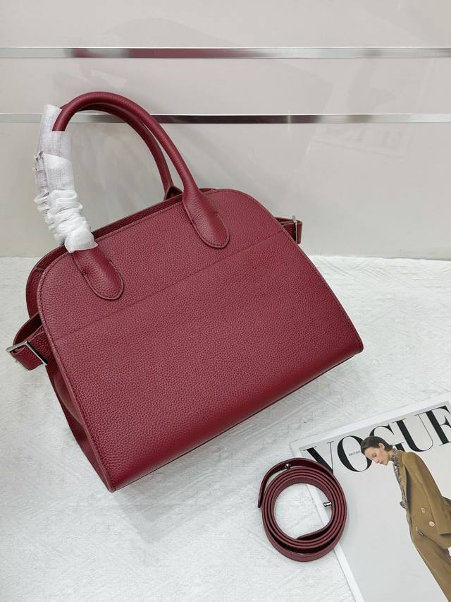 特价 9233荔枝纹酒红 The Row Margaux 12，演绎极致极简风尚。精选进口小牛皮，荔枝纹头层牛皮材质，纹理细腻仿若天成，触感柔软且耐磨，每一次触