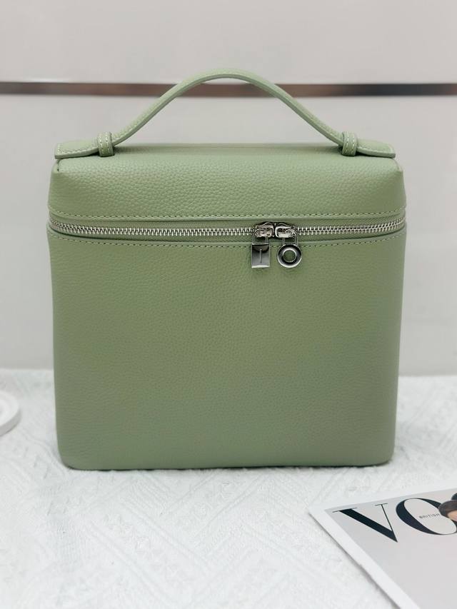 特价 Loro Piana双肩包桉树绿精选头层牛皮，皮料高级有质感 设计简约低调，没有张扬的大Logo，却在细节处尽显高级！优雅大气的包型，轻松融入各种场合，无