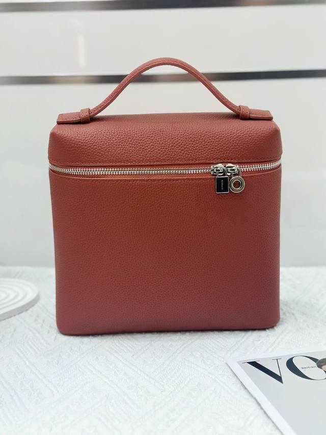 特价 Loro Piana双肩包砖红色精选头层牛皮，皮料高级有质感 设计简约低调，没有张扬的大Logo，却在细节处尽显高级！优雅大气的包型，轻松融入各种场合，无