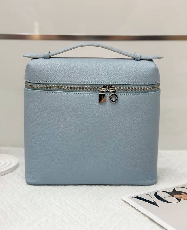 特价 Loro Piana双肩包爱丽丝蓝精选头层牛皮，皮料高级有质感 设计简约低调，没有张扬的大Logo，却在细节处尽显高级！优雅大气的包型，轻松融入各种场合，