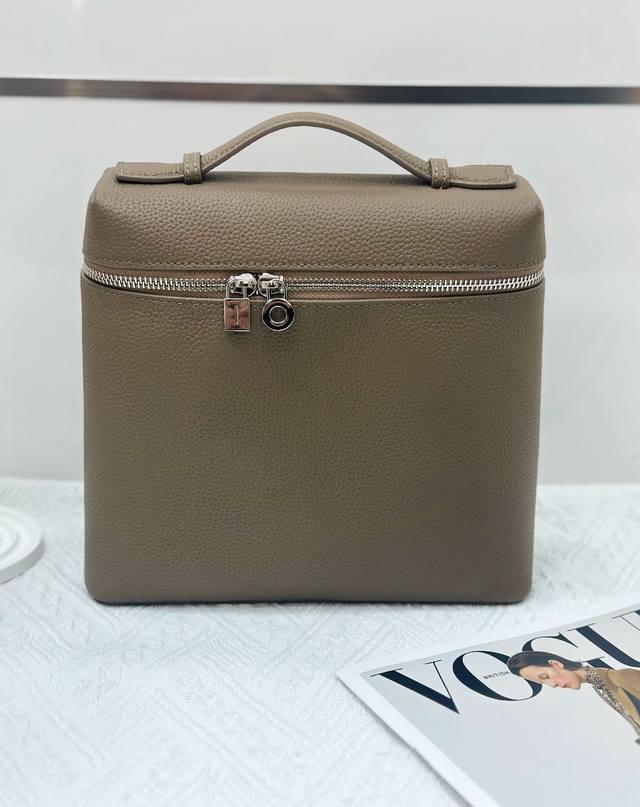 特价 Loro Piana双肩包大象灰精选头层牛皮，皮料高级有质感 设计简约低调，没有张扬的大Logo，却在细节处尽显高级！优雅大气的包型，轻松融入各种场合，无