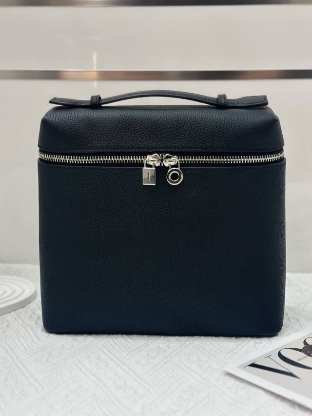 特价 Loro Piana双肩包黑色精选头层牛皮，皮料高级有质感 设计简约低调，没有张扬的大Logo，却在细节处尽显高级！优雅大气的包型，轻松融入各种场合，无论