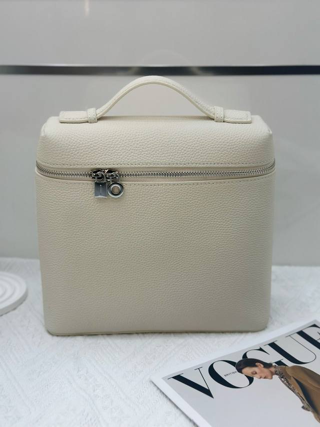 特价 Loro Piana双肩包白精选头层牛皮，皮料高级有质感 设计简约低调，没有张扬的大Logo，却在细节处尽显高级！优雅大气的包型，轻松融入各种场合，无论是