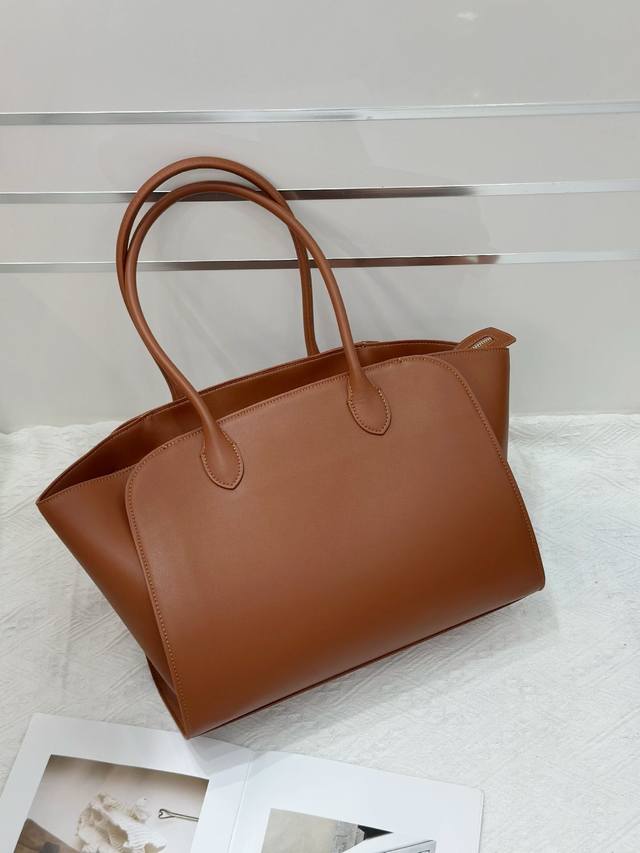 特价 最新款出货The Row Marlo14平纹棕色今年必火的包包！恰到好处的14寸，轻松容纳14寸电脑及日常所需物品，线条干净利落，优雅干练！款号: 986