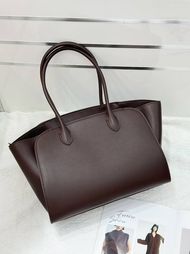 特价 最新款出货The Row Marlo14平纹咖啡今年必火的包包！恰到好处的14寸，轻松容纳14寸电脑及日常所需物品，线条干净利落，优雅干练！款号: 986