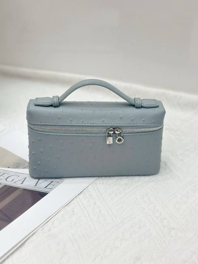 特价 Loro Piana 19饭盒包鸵鸟纹 雾霾蓝包身采用A级Togo头层牛皮,高级有质感。鸵鸟纹 纹理独特,每一处毛孔都彰显自然的魅力!可爱又不失利落。包包 特价 Loro Piana 19饭盒包鸵鸟纹 雾霾蓝包身采用A级Togo头层牛皮,高级有质感。鸵鸟纹 纹理独特,每一处毛孔都彰显自然的魅力!可爱又不失利落。包包